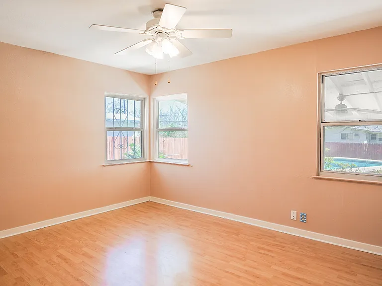 2622 W Summit Ave — Photo 14