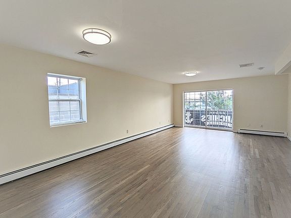 5th image of 536 City Island Ave #2