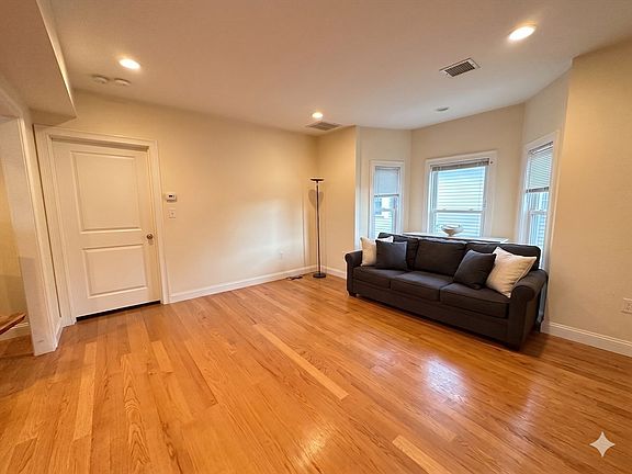 4th image of 50 Carleton St #50