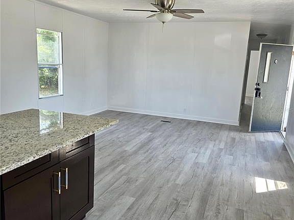 5th image of 4521 Dunkeld Ave