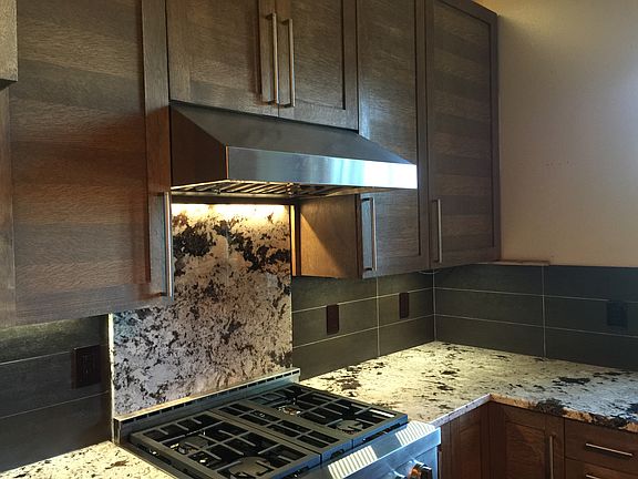 vent hood, granit backsplash