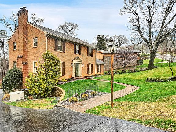 3rd image of 3684 Peakwood Dr SW