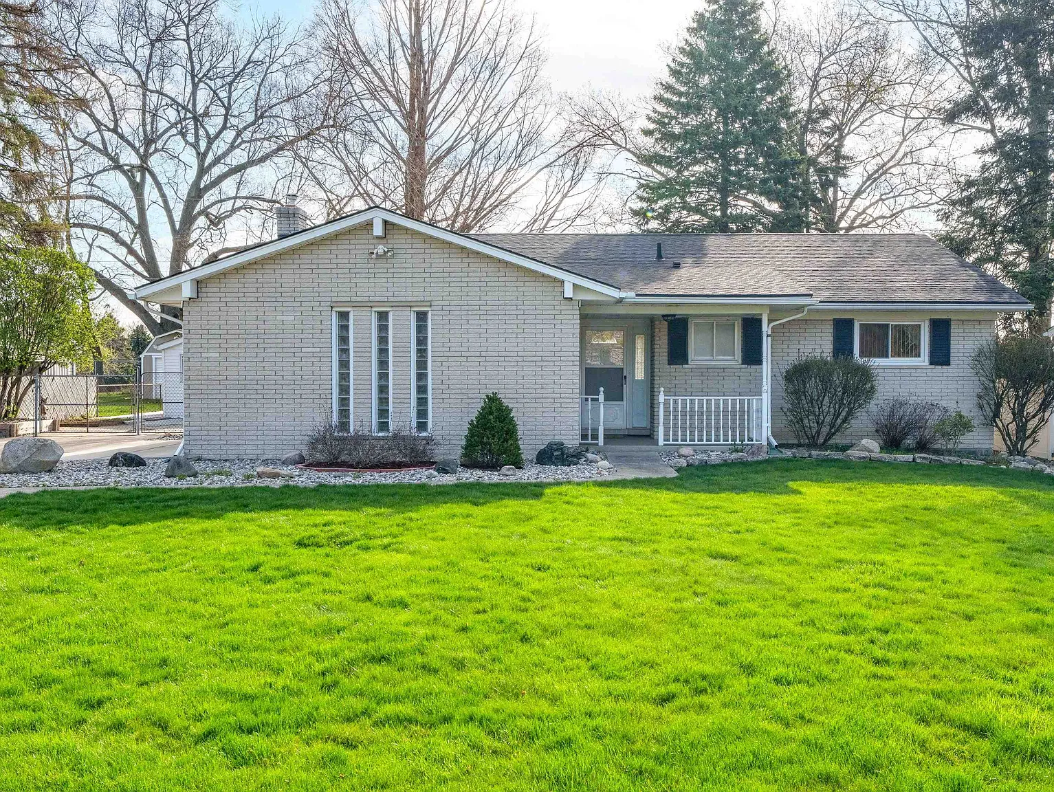 46462 Oaklawn St photo 1