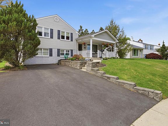 2nd image of 1040 Eisenhower Ave