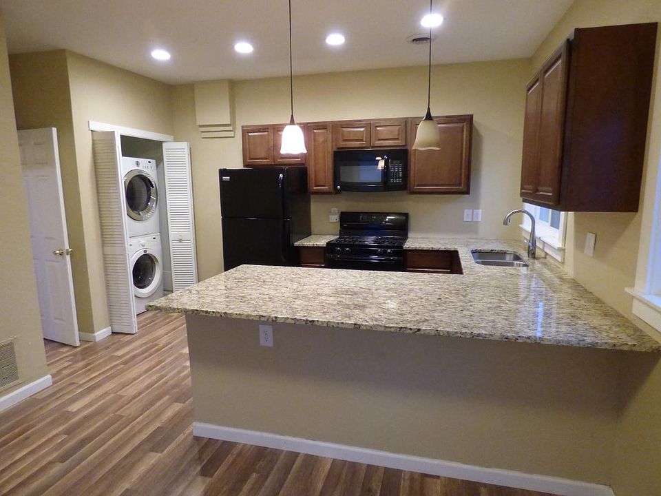 Open design w/bar.
