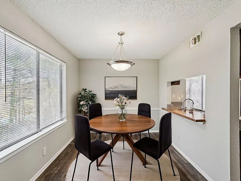 Las Palmas Apartments — Photo 48