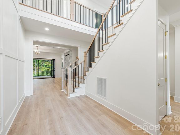 3rd image of 5549 Fairview Rd