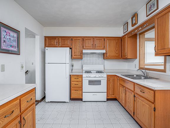 5th image of 2610 N Dittmer St