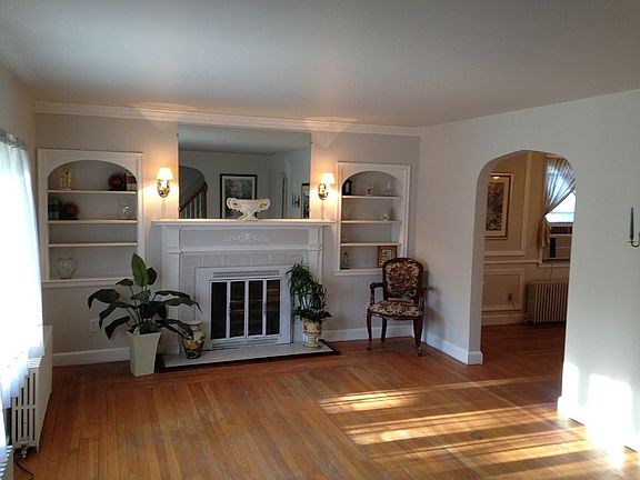 Spacious living room 