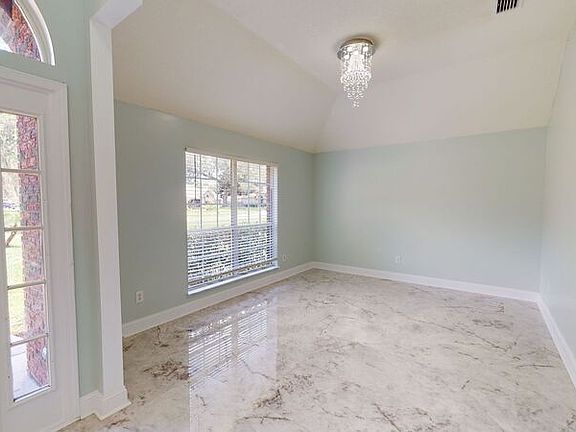 5th image of 2810 Sweetholly Dr