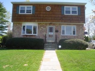 20 Saratoga Rd, White Plains, NY 10607