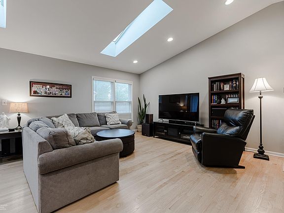 3rd image of 25W056 Windham Hill Ct