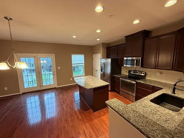 3 bed, 2.5 bath, 1440 sqft, $2,200 — Photo 3