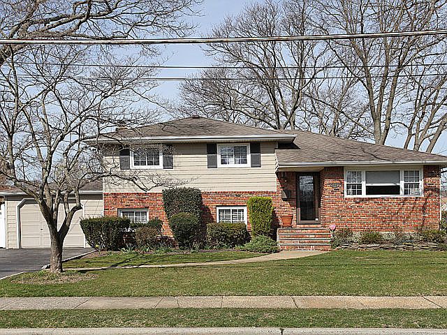 1st image of 252 Roosevelt Ave