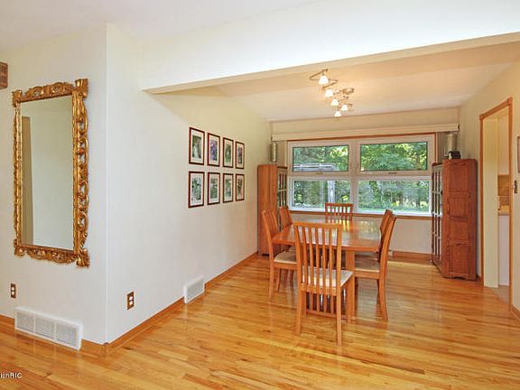 4th image of 144 Pleasantview Dr
