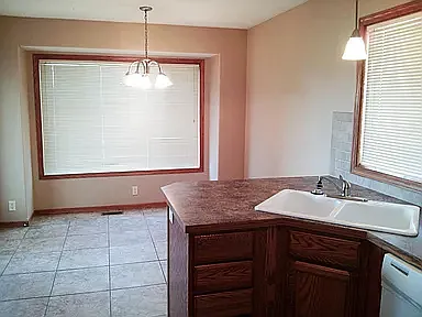 4 bed, 2328 sqft, $2,000 — Photo 4