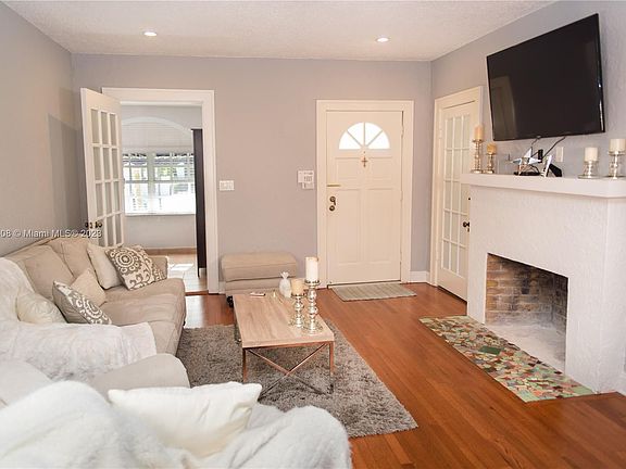 3rd image of 835 Columbus Blvd