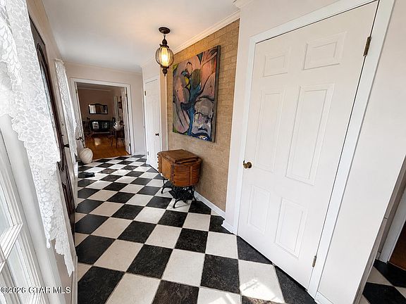 3rd image of 492 Cambridge Dr