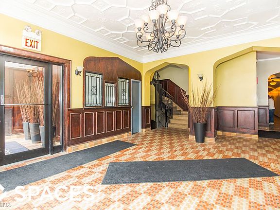 2nd image of 846 W Montrose Ave APT 403