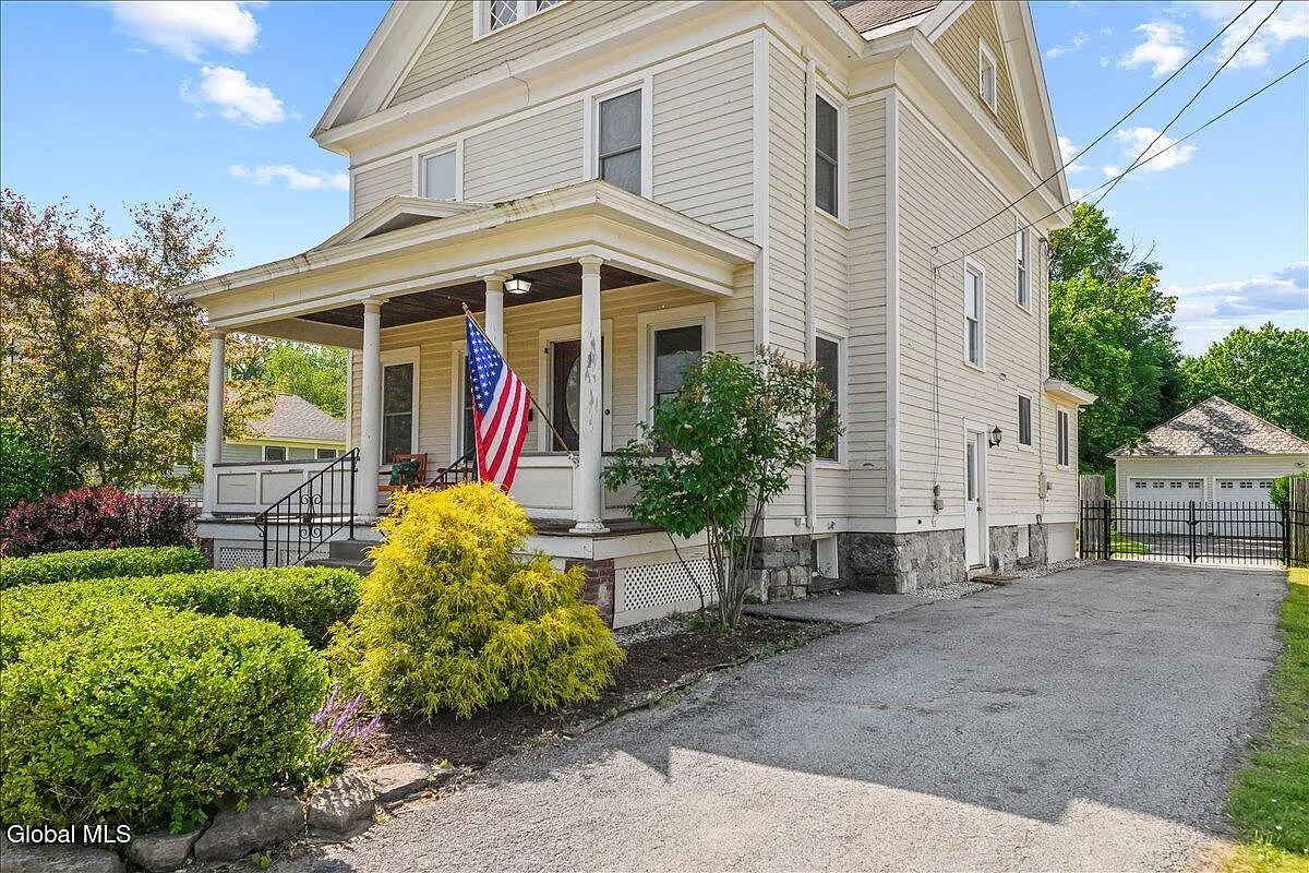 4 bed, 1.5 bath, 2525 sqft, $3,500 — Photo 2