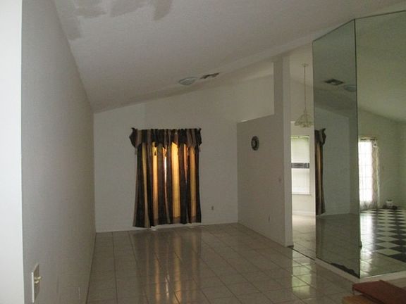 4th image of 865 Tulip Dr