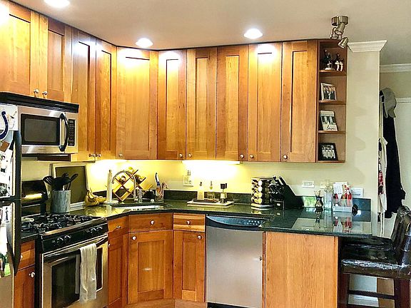 3rd image of 2140 N Lincoln Ave #302
