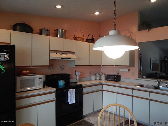 2nd image of 60 Lake Forest Pl