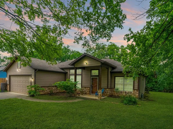 621 S Hill St, Pilot Point, TX 76258