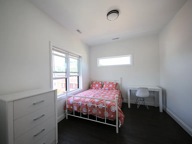 19 East Transit #2-2R — Photo 7
