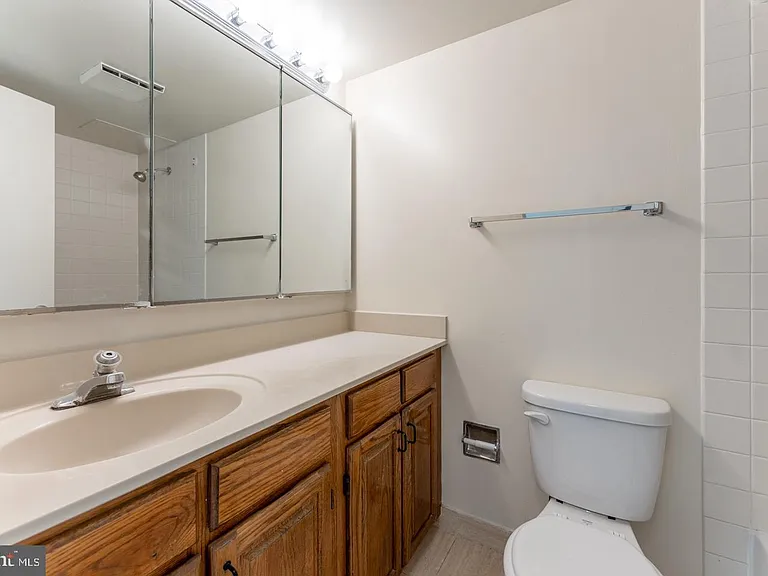 2020 Walnut St #14E — Photo 6