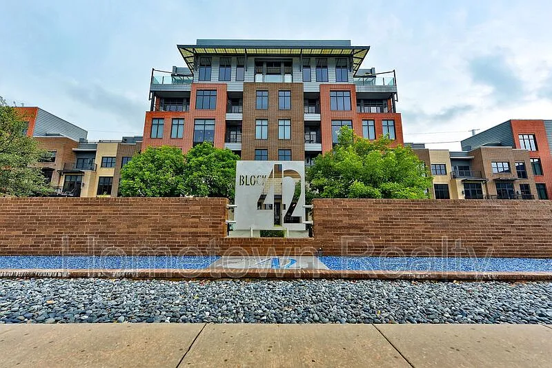 1 bed, 1.5 bath, 880 sqft, $1,595 — Photo 2