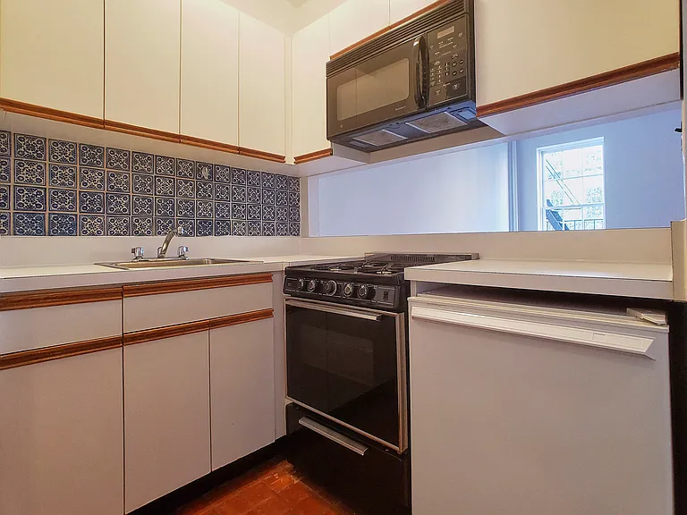 324 E 81st St #3FE — Photo 2
