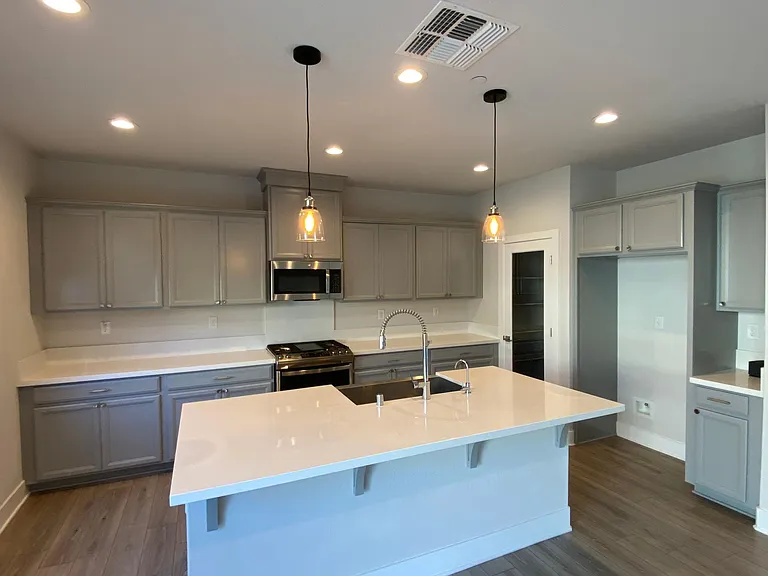 925 Bergenia St — Photo 2