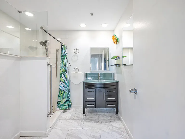 100 4th Ave S #424 — Photo 20