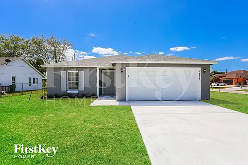 1298 SW Crost Ave Photo 1