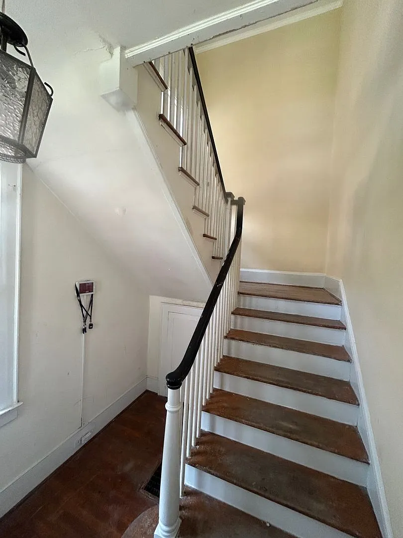 3 Bedrooms | 1 Bathroom | USC Area Upstairs Duplex — Photo 2