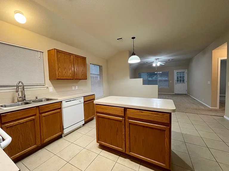 376 Spruce Dr — Photo 6