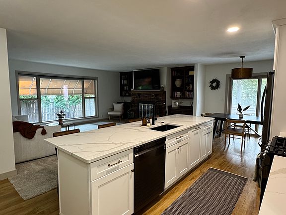 3rd image of 4721 Bradock Ct