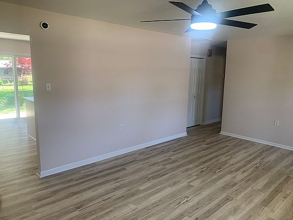 3rd image of 729 Governor Rd S