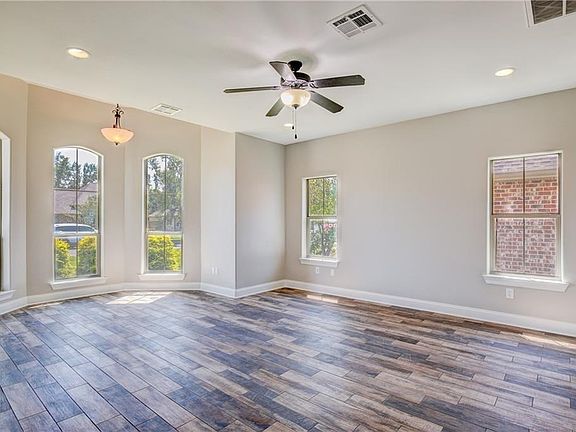 3rd image of 606 S Fashion Blvd