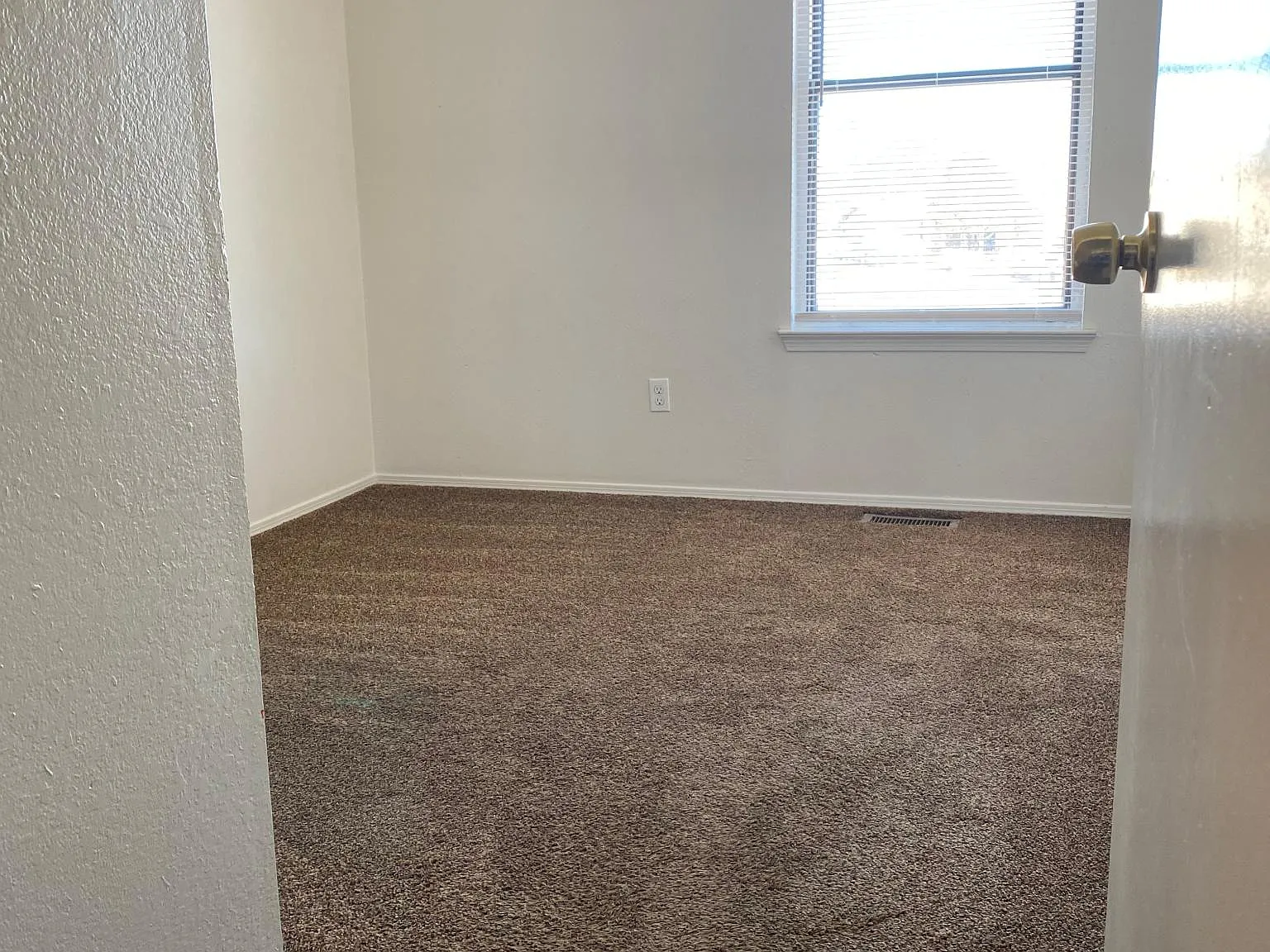 2 bed, 900 sqft, $1,200 — Photo 2