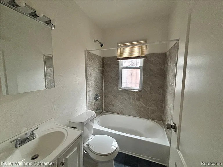 15785 Pinehurst Lower Level St — Photo 6