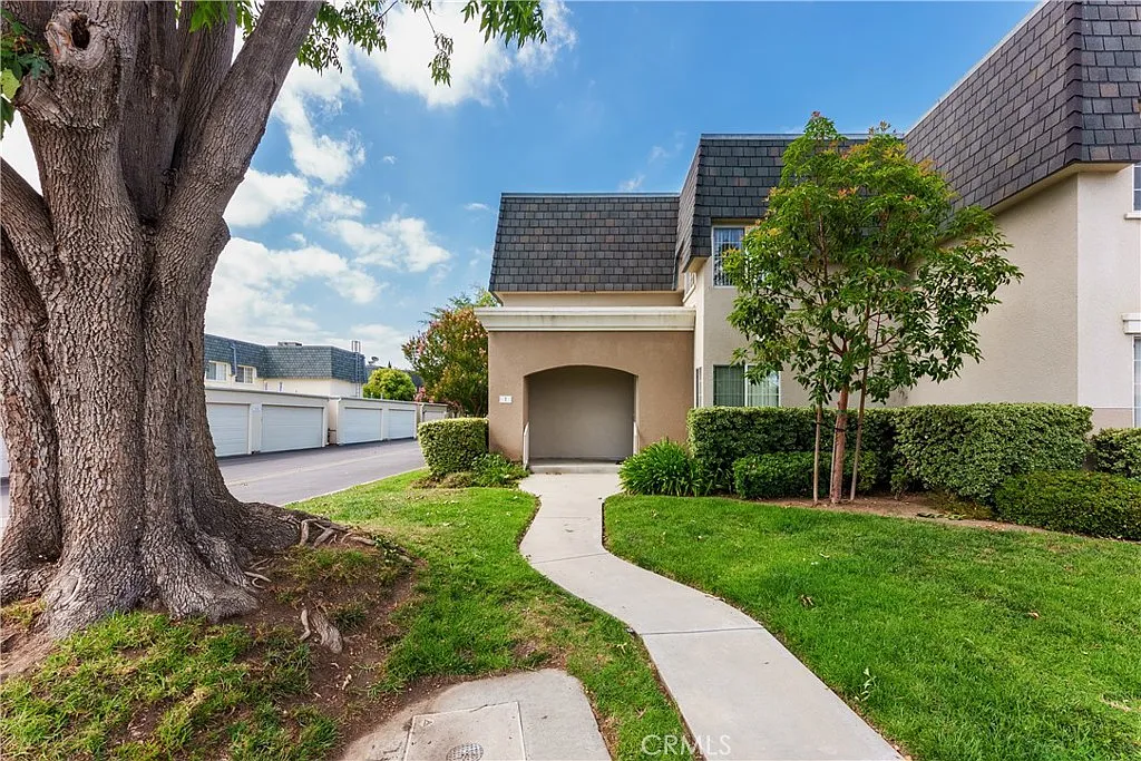 4 bed, 1374 sqft, $3,650 — Photo 3