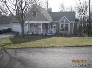 110 Carriage Walk Ln, Hendersonville, NC 28791