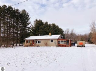 11798 Fewins Rd, Honor, MI 49640