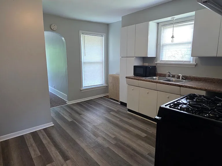 1206 Maple Ave — Photo 3