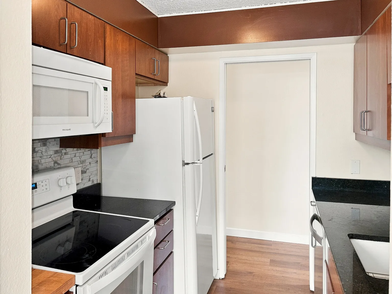 2 bed, 976 sqft, $2,595 — Photo 4