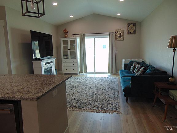 5th image of 901 Campbell St