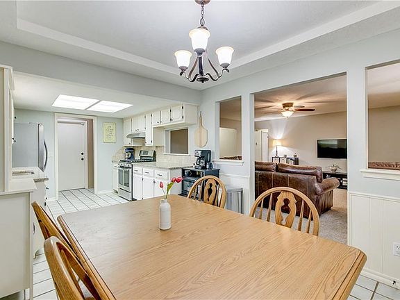 5th image of 424 Brighton Dr