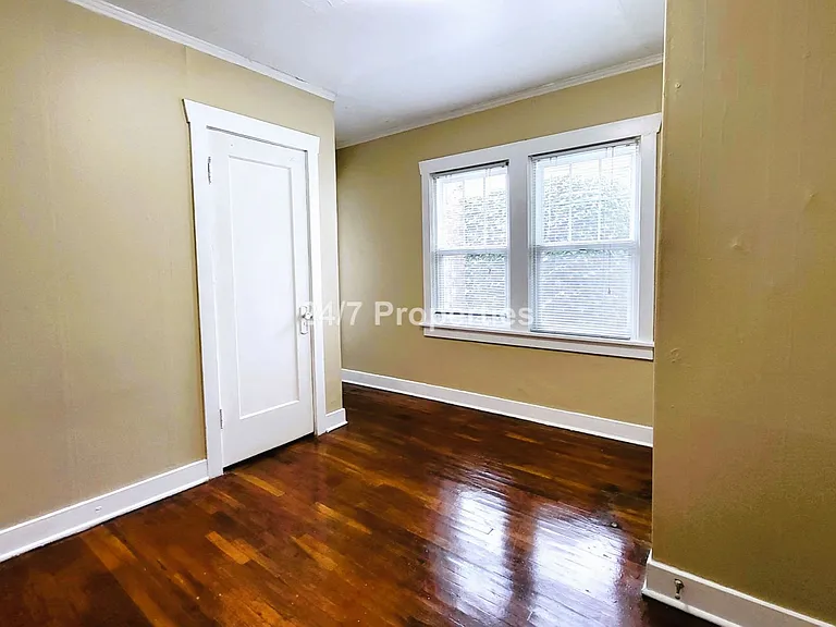 Vintage 1 BD | 1 BA Apartment in the Heart of Hawthorne/Belmont — Photo 6